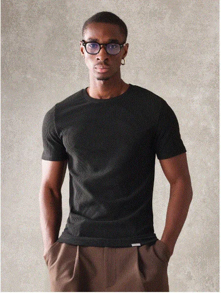 Size: XS-Shein Men's Black T-shirt