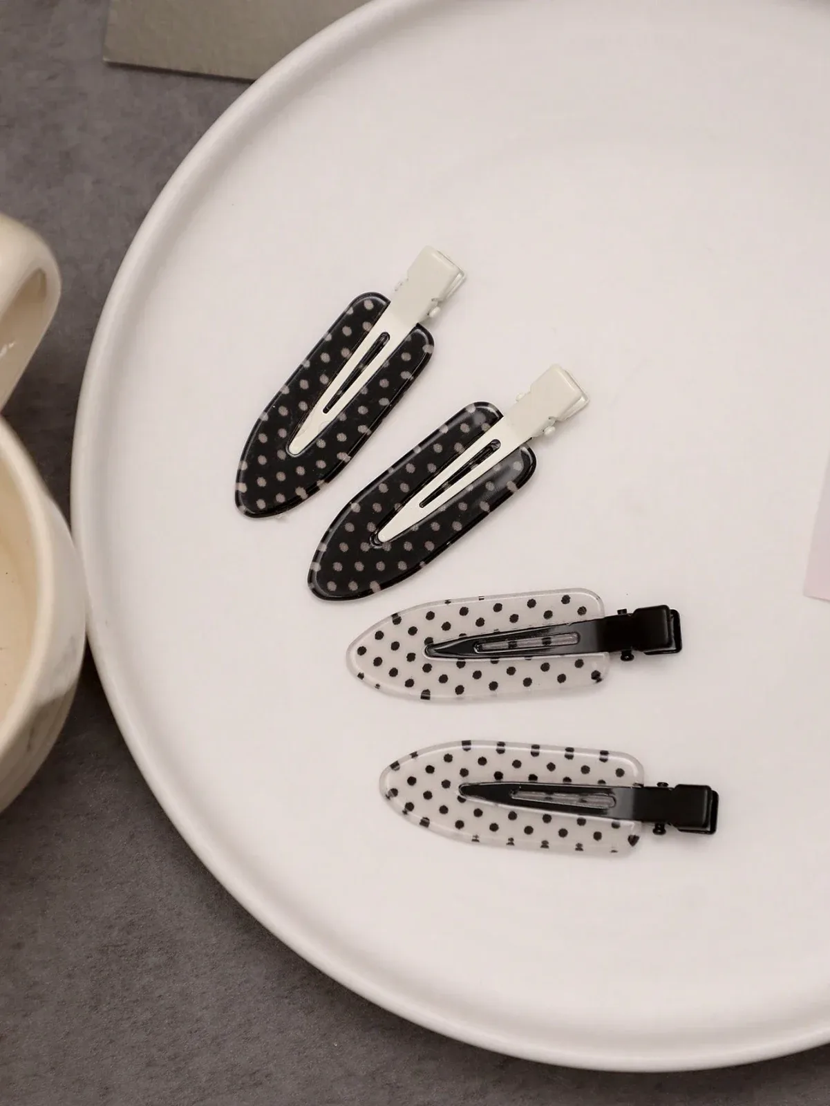 4-piece set of black and white polka dot hair clips that won't bend, seamless acetate hairpins for women