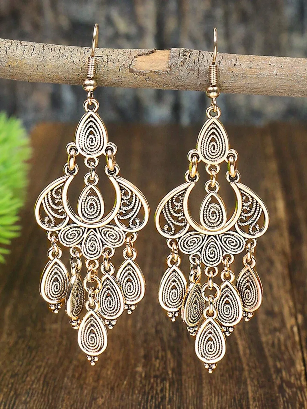 TopHanqi women's bohemian vintage-style earrings in gold with long, teardrop-shaped strands.