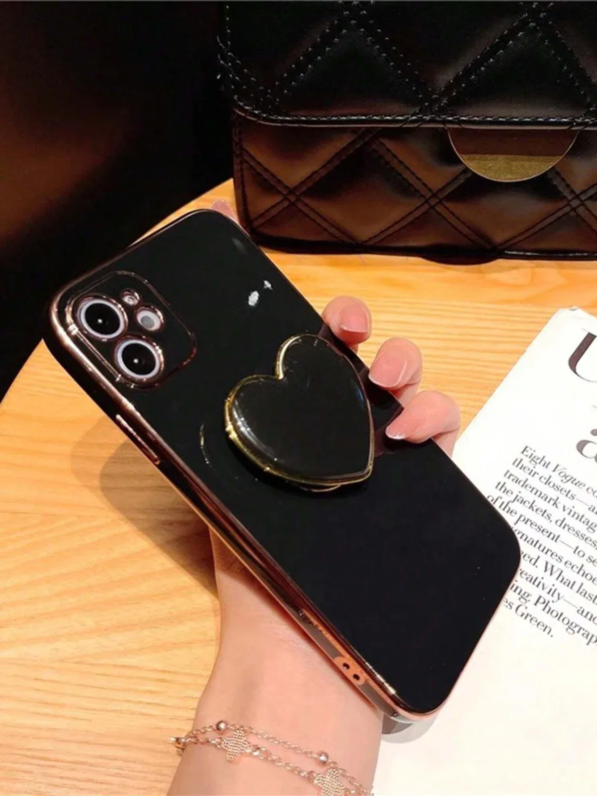 Galaxy /A20 Electroplated protective case Black and gold-plated heart-shaped shockproof phone case with a gold-plated heart-shaped holder.